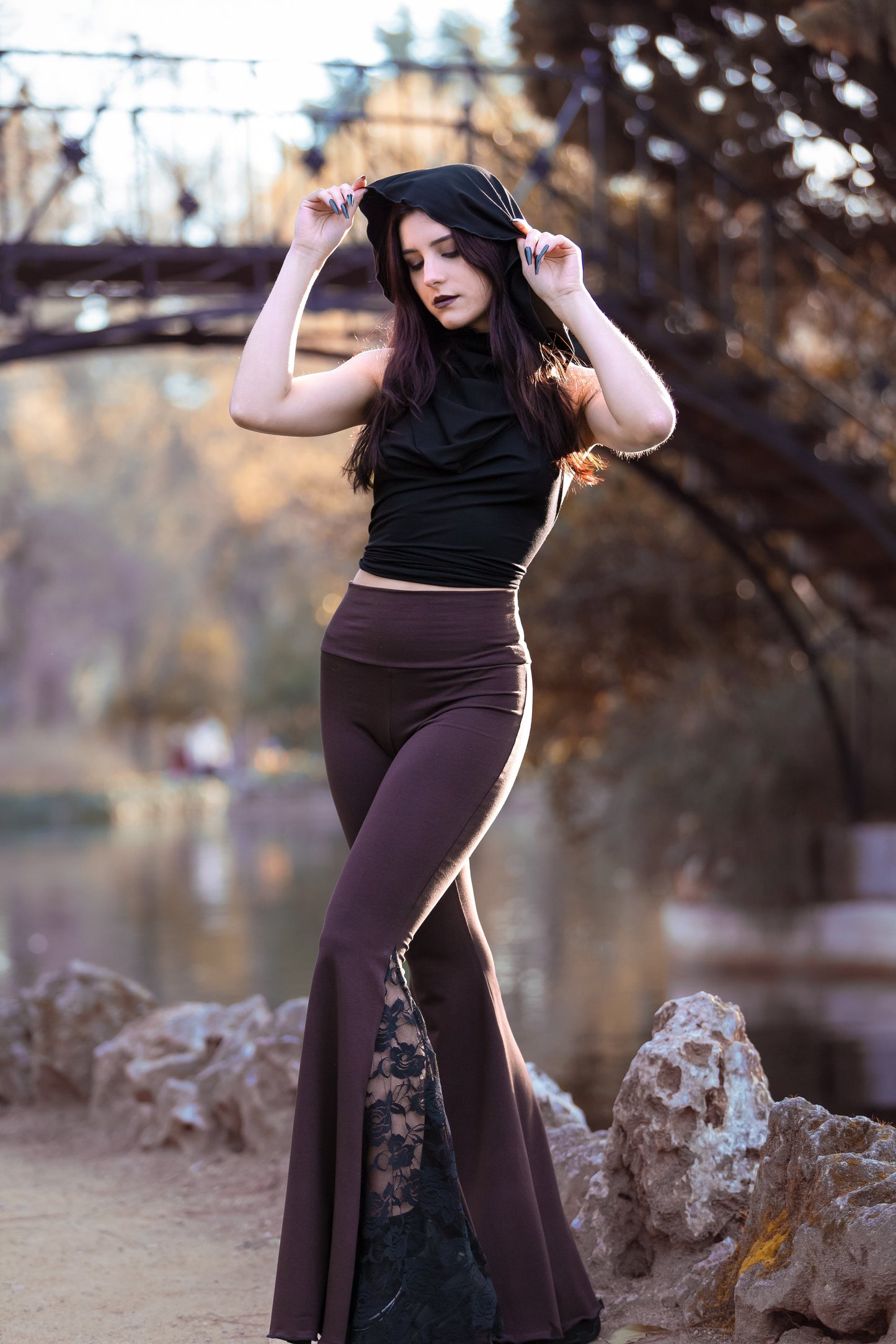 Weite Hosen mit Spitzen-Godet – Boho Gothic Festival Vibes
