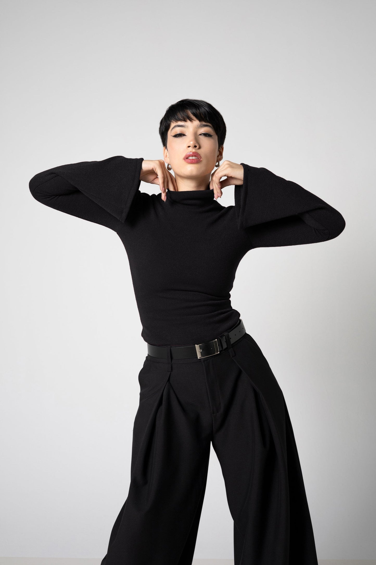 Schwarzes geripptes Strick-Turtleneck-Top mit ausladenden Ärmeln – Baumwollmischung Pullover