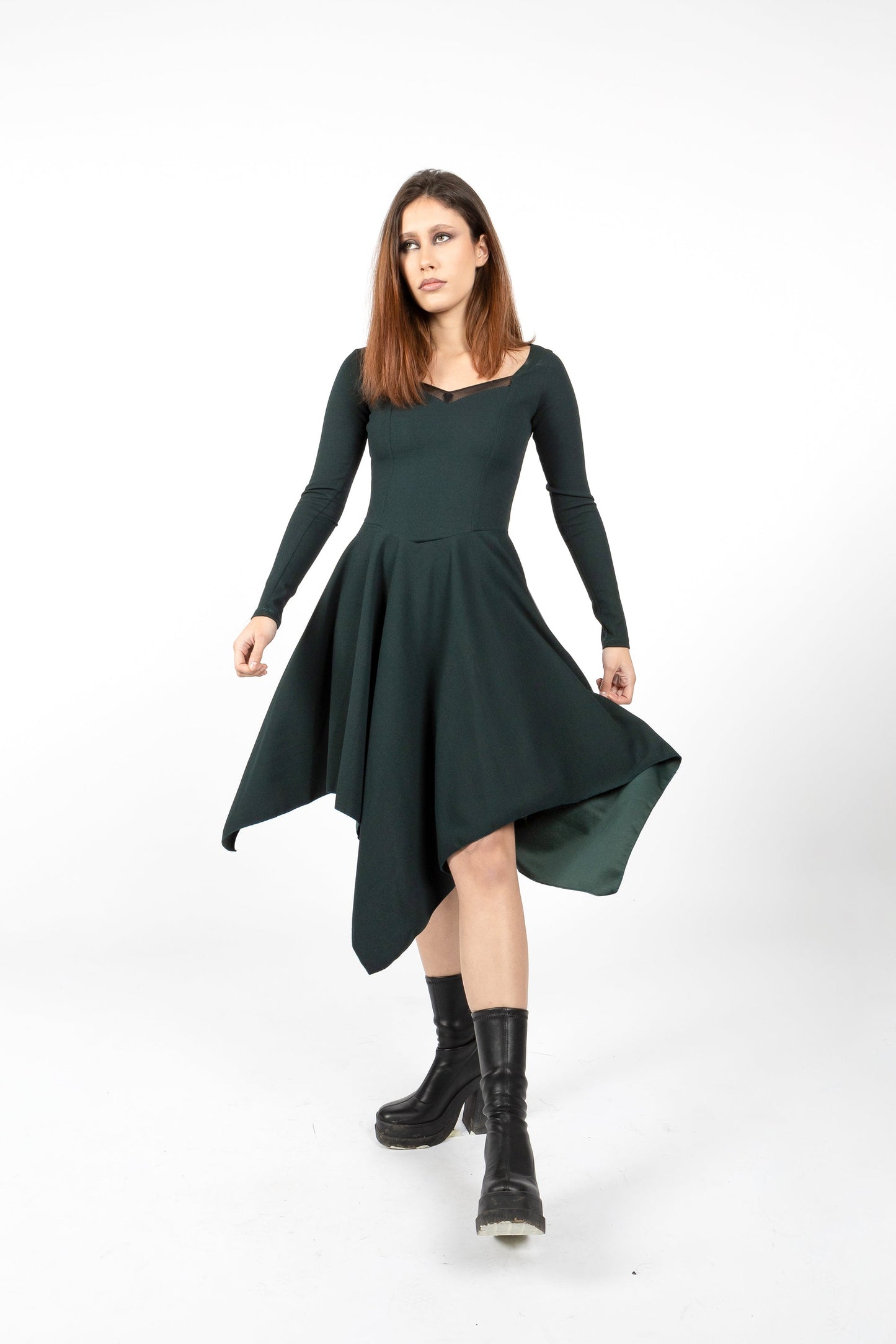 Hexen-Korsettkleid mit asymmetrischen Ärmeln