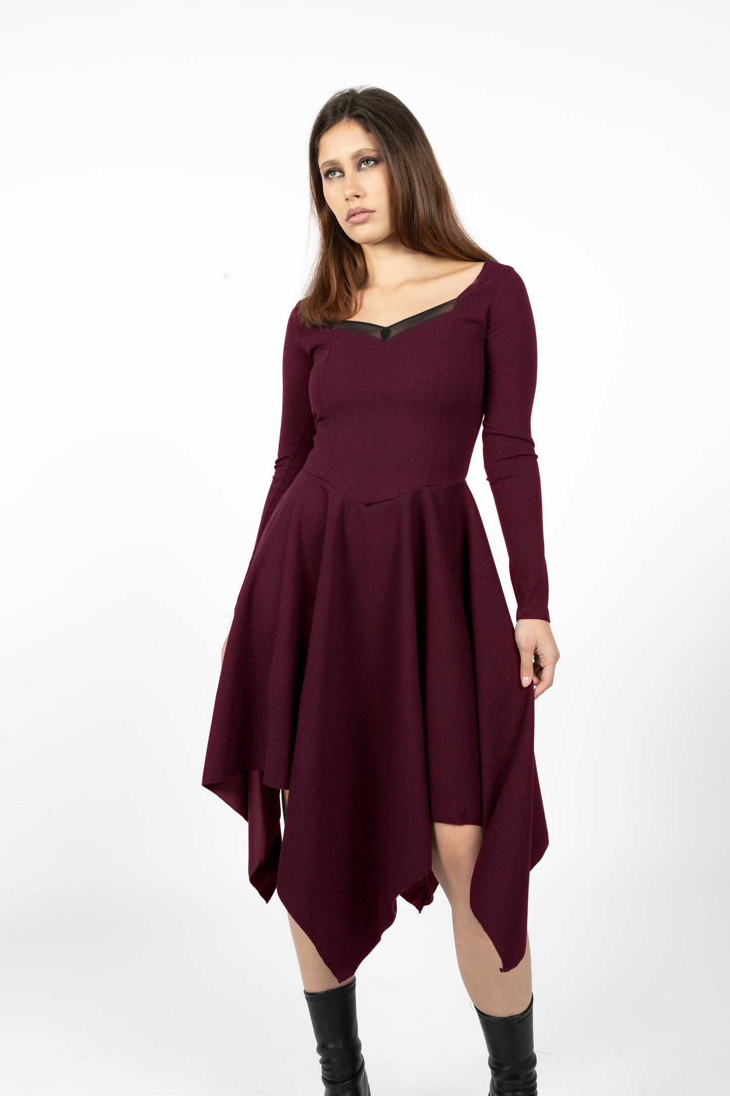 Hexen-Korsettkleid mit asymmetrischen Ärmeln