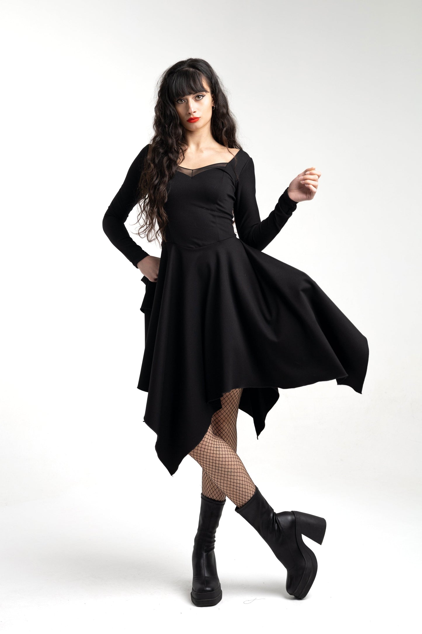 Hexen-Korsettkleid mit asymmetrischen Ärmeln