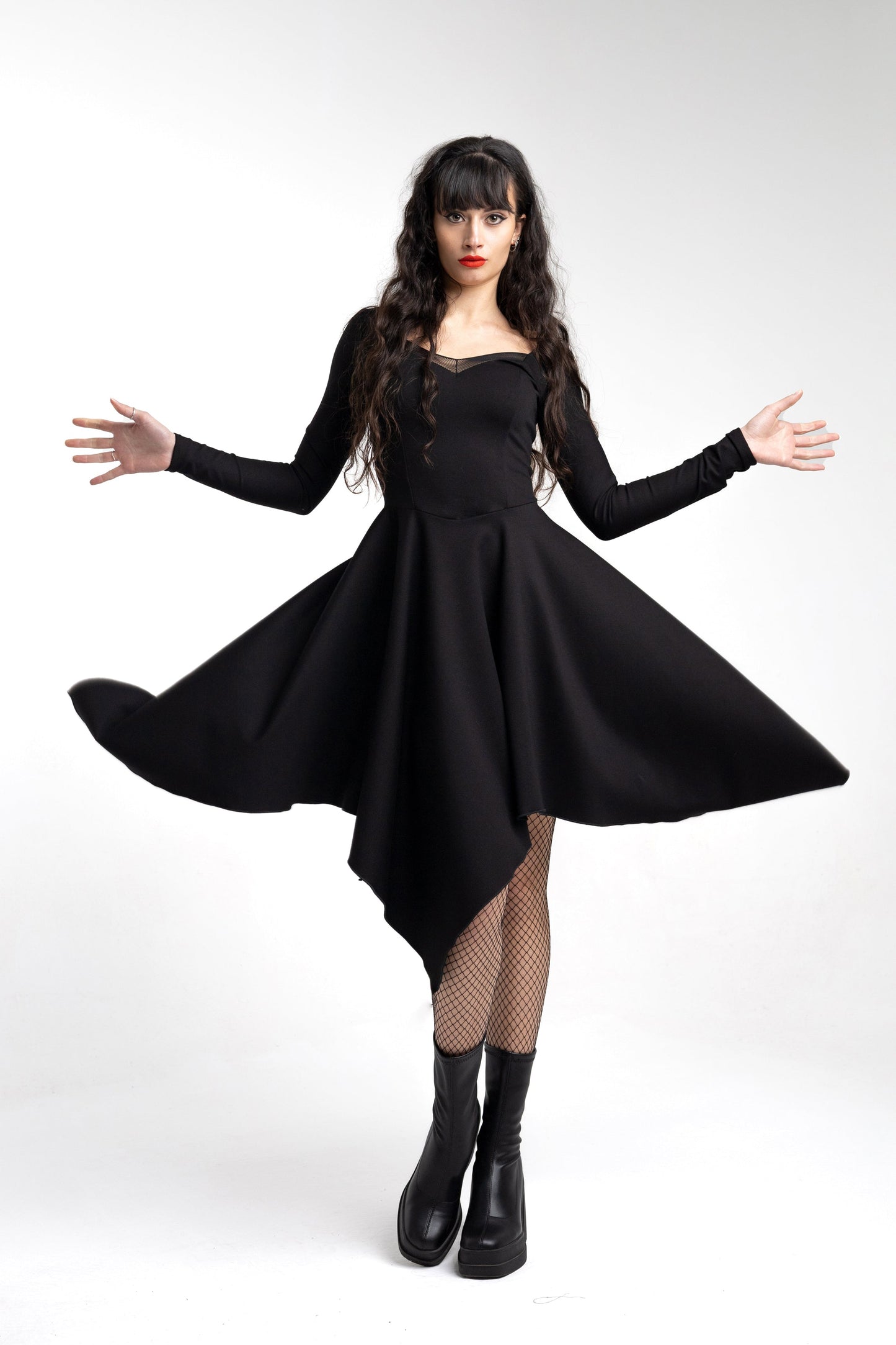 Hexen-Korsettkleid mit asymmetrischen Ärmeln