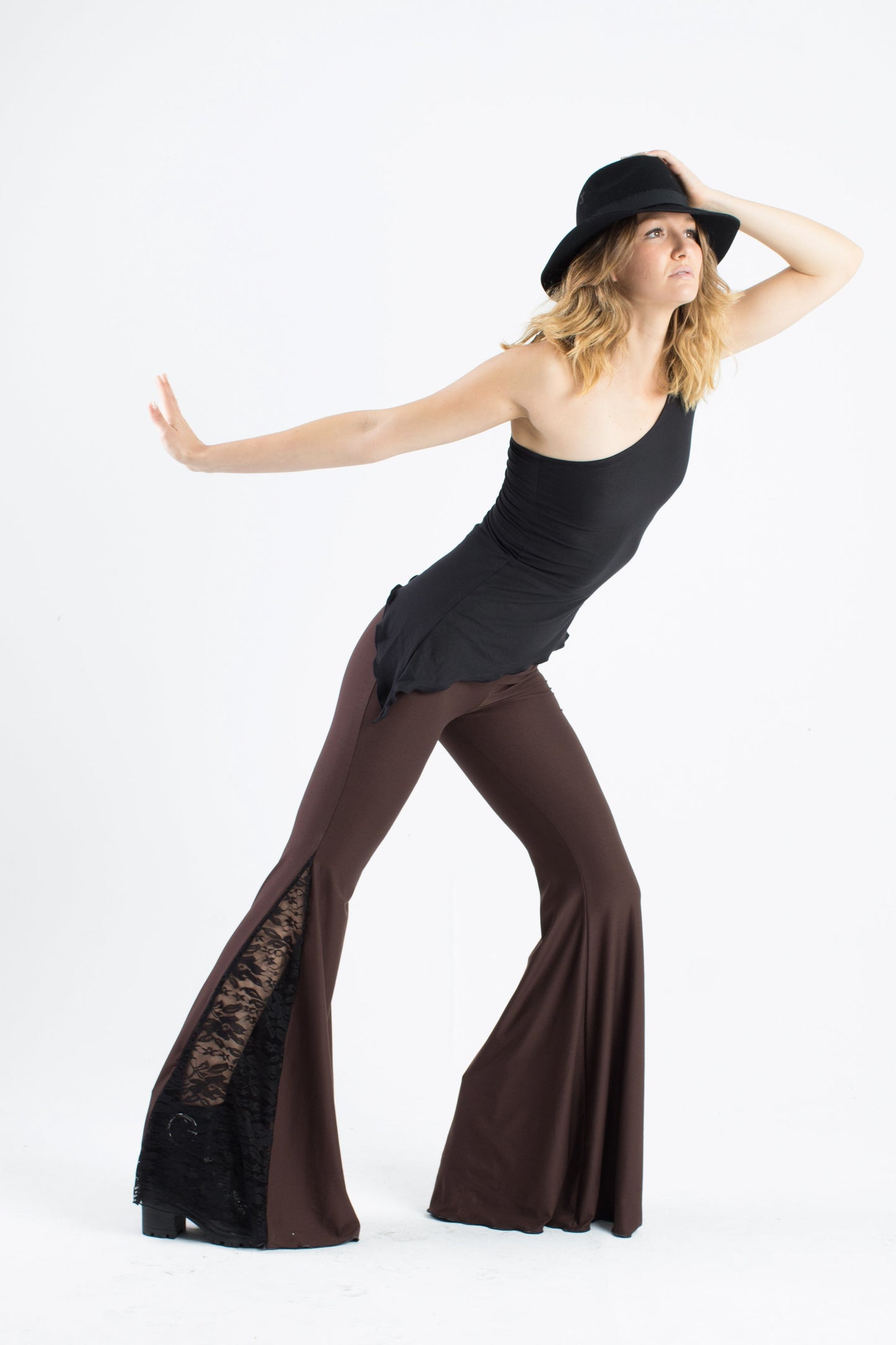Weite Hosen mit Spitzen-Godet – Boho Gothic Festival Vibes