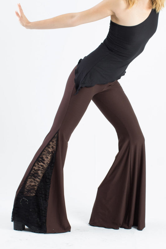 Weite Hosen mit Spitzen-Godet – Boho Gothic Festival Vibes