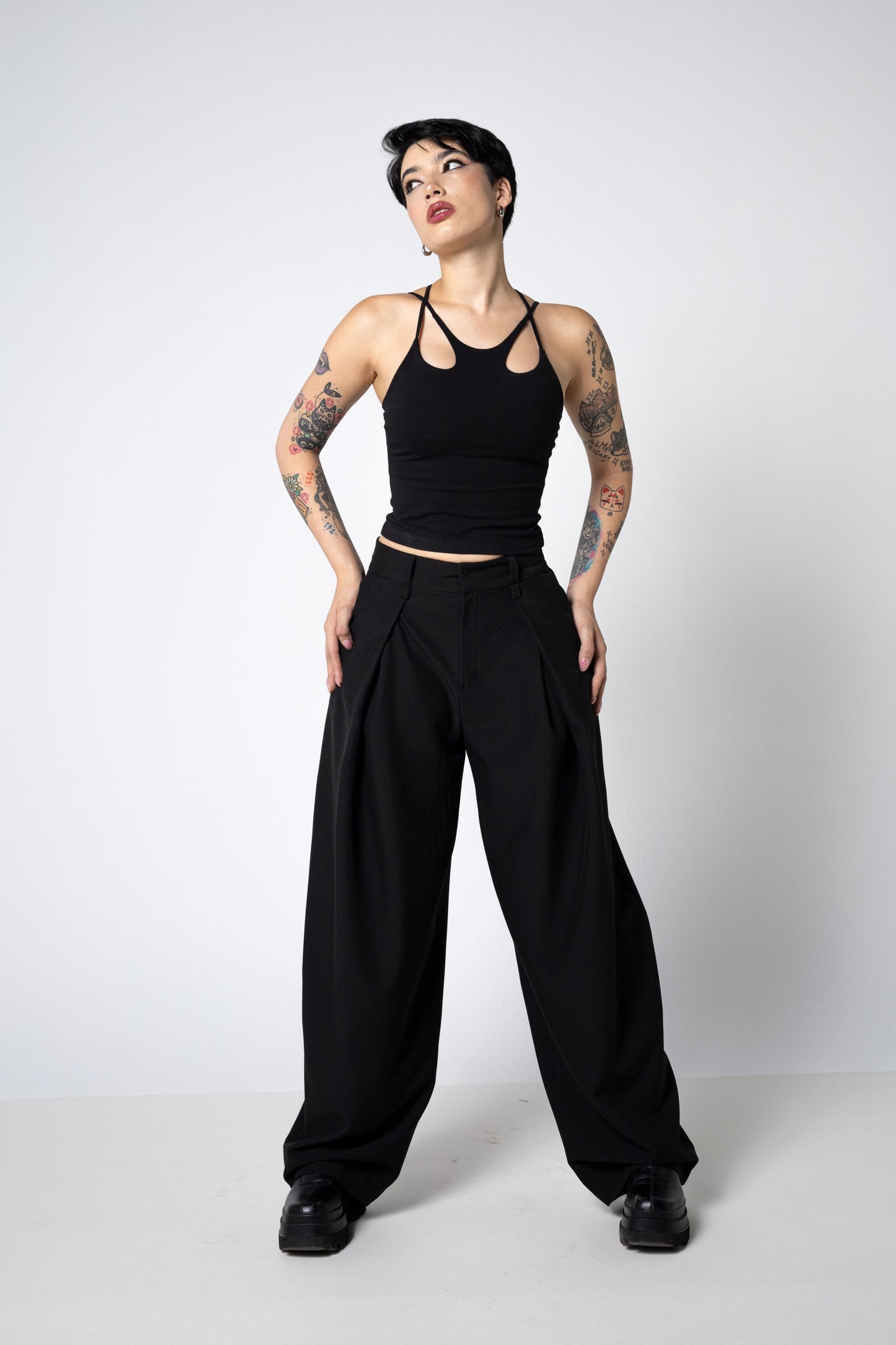Maßgeschneiderte Baggy-Hosen mit weitem Bein - Faltenhose im Barrel-Stil