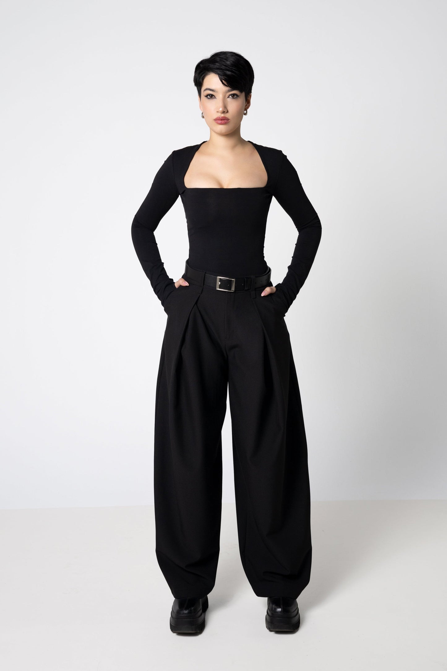 Maßgeschneiderte Baggy-Hosen mit weitem Bein - Faltenhose im Barrel-Stil