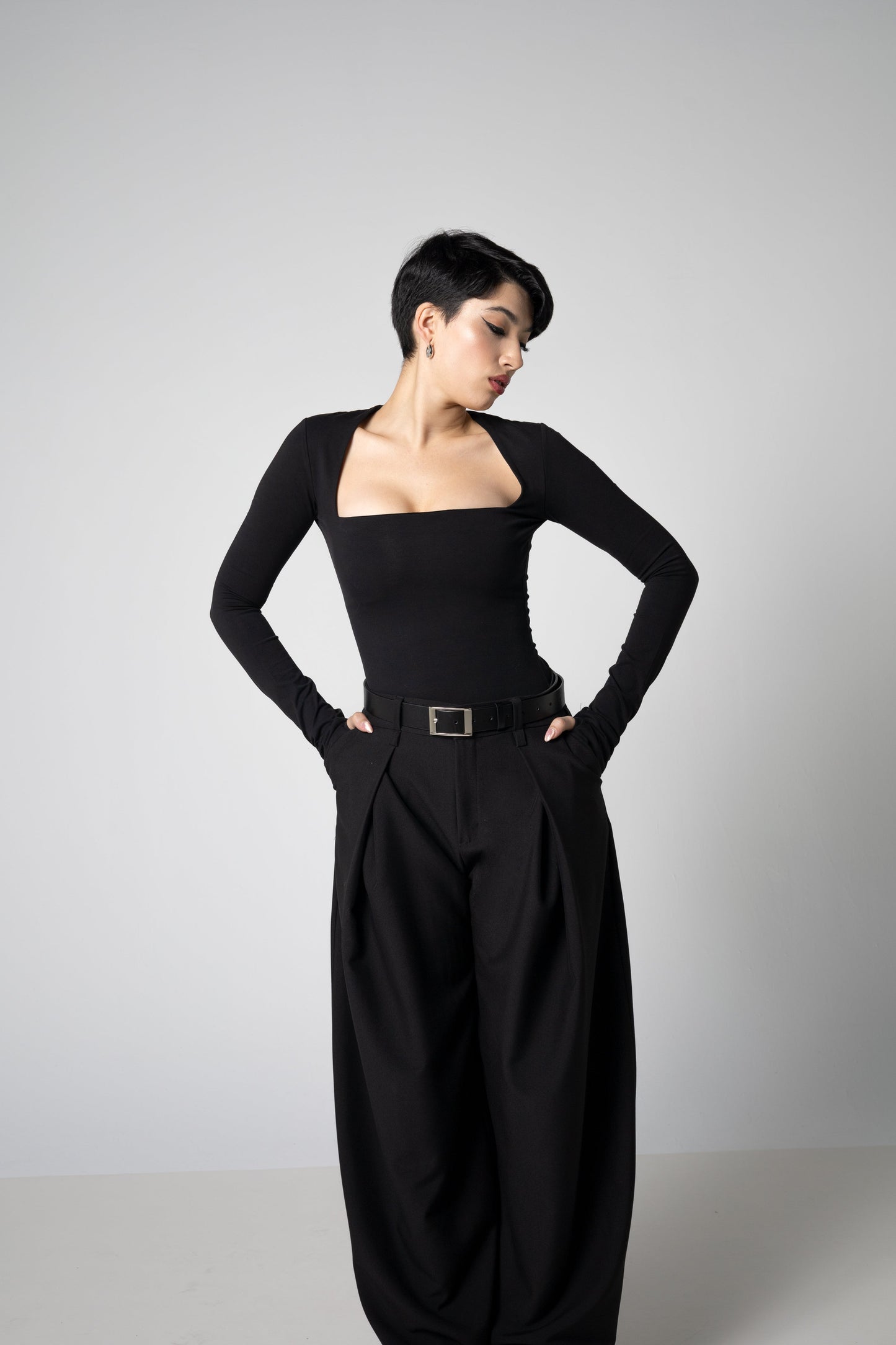 Maßgeschneiderte Baggy-Hosen mit weitem Bein - Faltenhose im Barrel-Stil