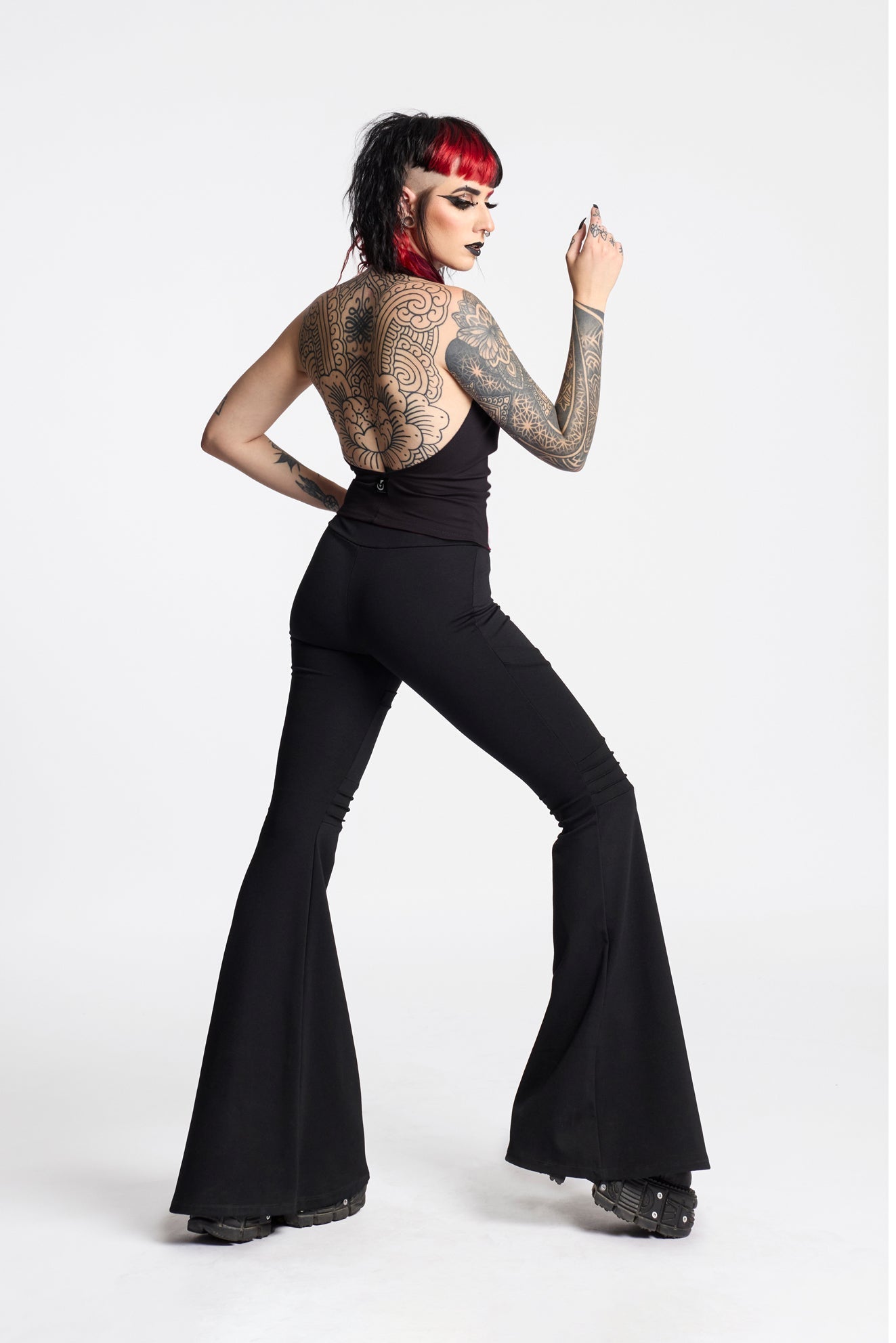 Schwarze Maxi-Flares im futuristischen Stil mit Taschen