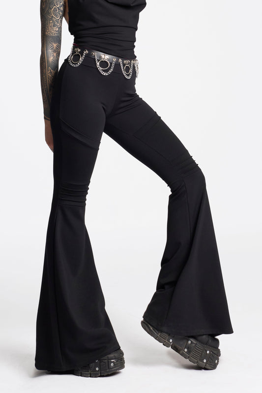 Schwarze Maxi-Flares im futuristischen Stil mit Taschen