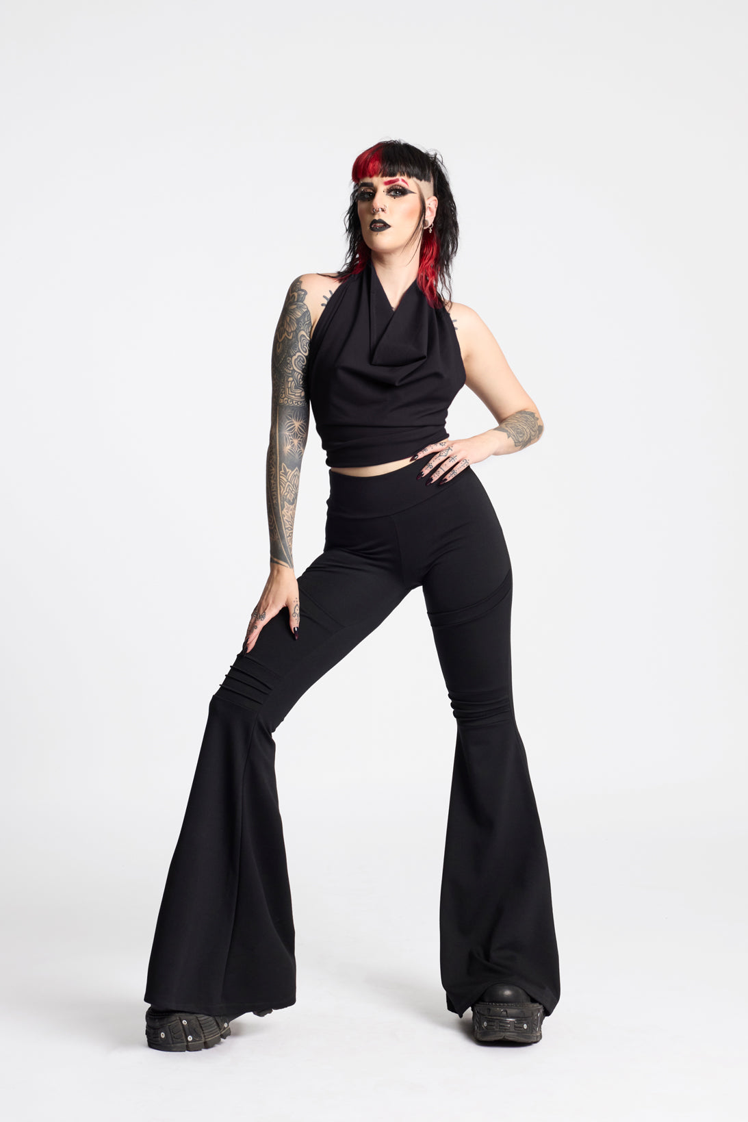 Schwarze Maxi-Flares im futuristischen Stil mit Taschen