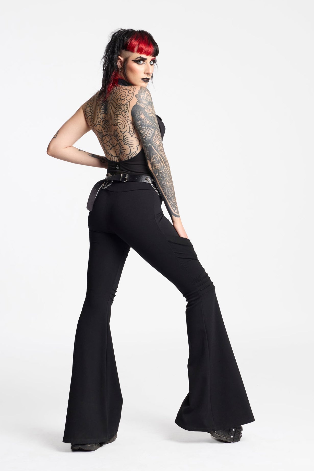 Schwarze Maxi-Flares im futuristischen Stil mit Taschen