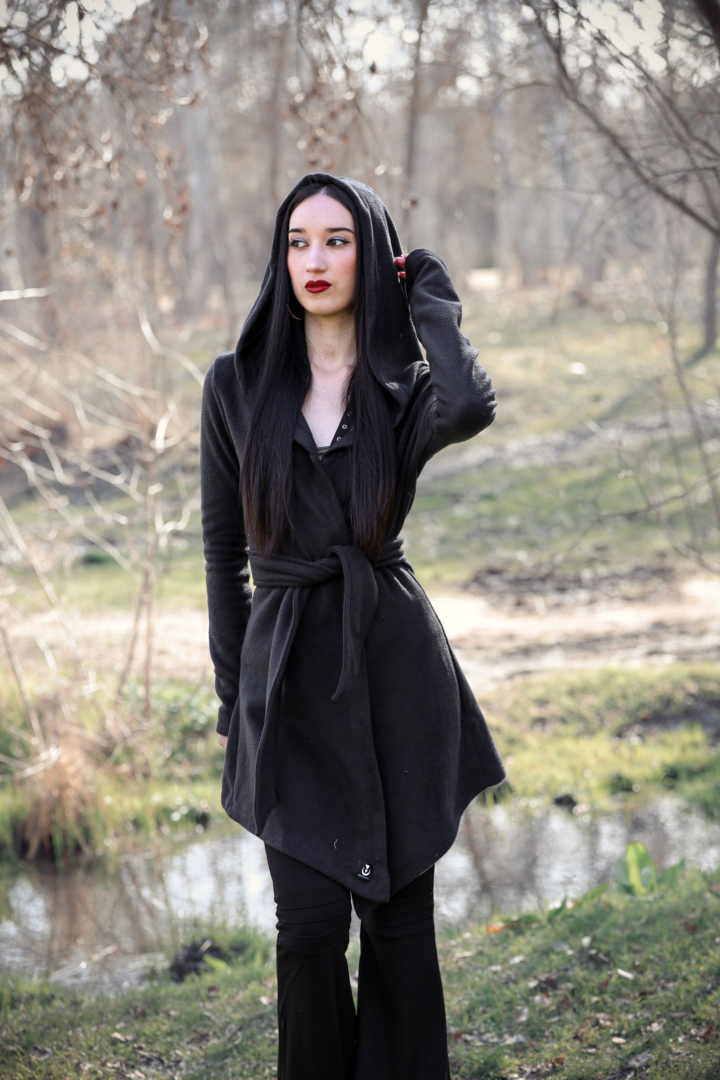 Bordeaux Kapuzen-Elfen-Wickelmantel – Asymmetrischer Fleece-Cape mit Maxi-Kapuze