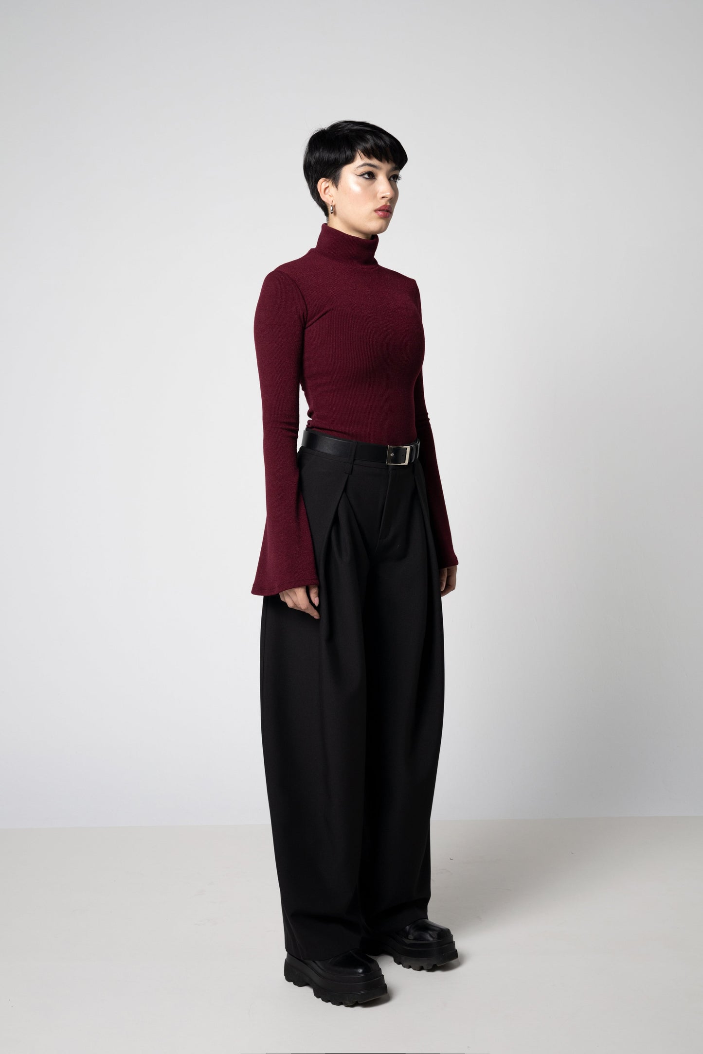Maßgeschneiderte Baggy-Hosen mit weitem Bein - Faltenhose im Barrel-Stil
