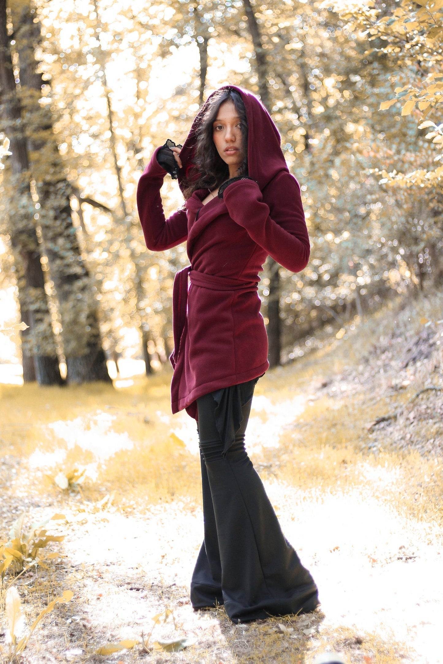 Bordeaux Kapuzen-Elfen-Wickelmantel – Asymmetrischer Fleece-Cape mit Maxi-Kapuze