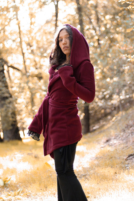 Bordeaux Kapuzen-Elfen-Wickelmantel – Asymmetrischer Fleece-Cape mit Maxi-Kapuze