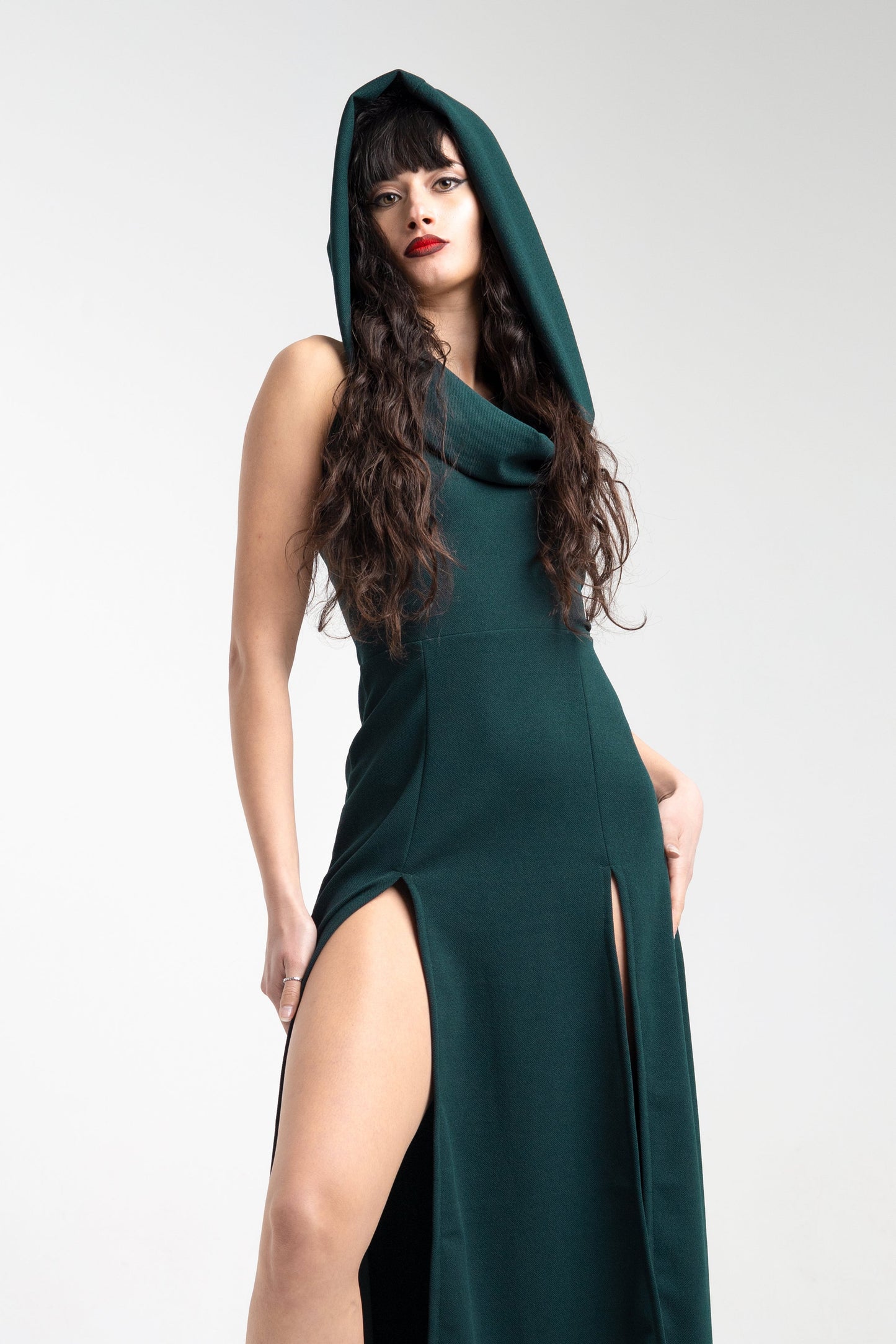 Cowl-hooded Maxikleid mit doppeltem Frontschlitz - Smaragdgrün
