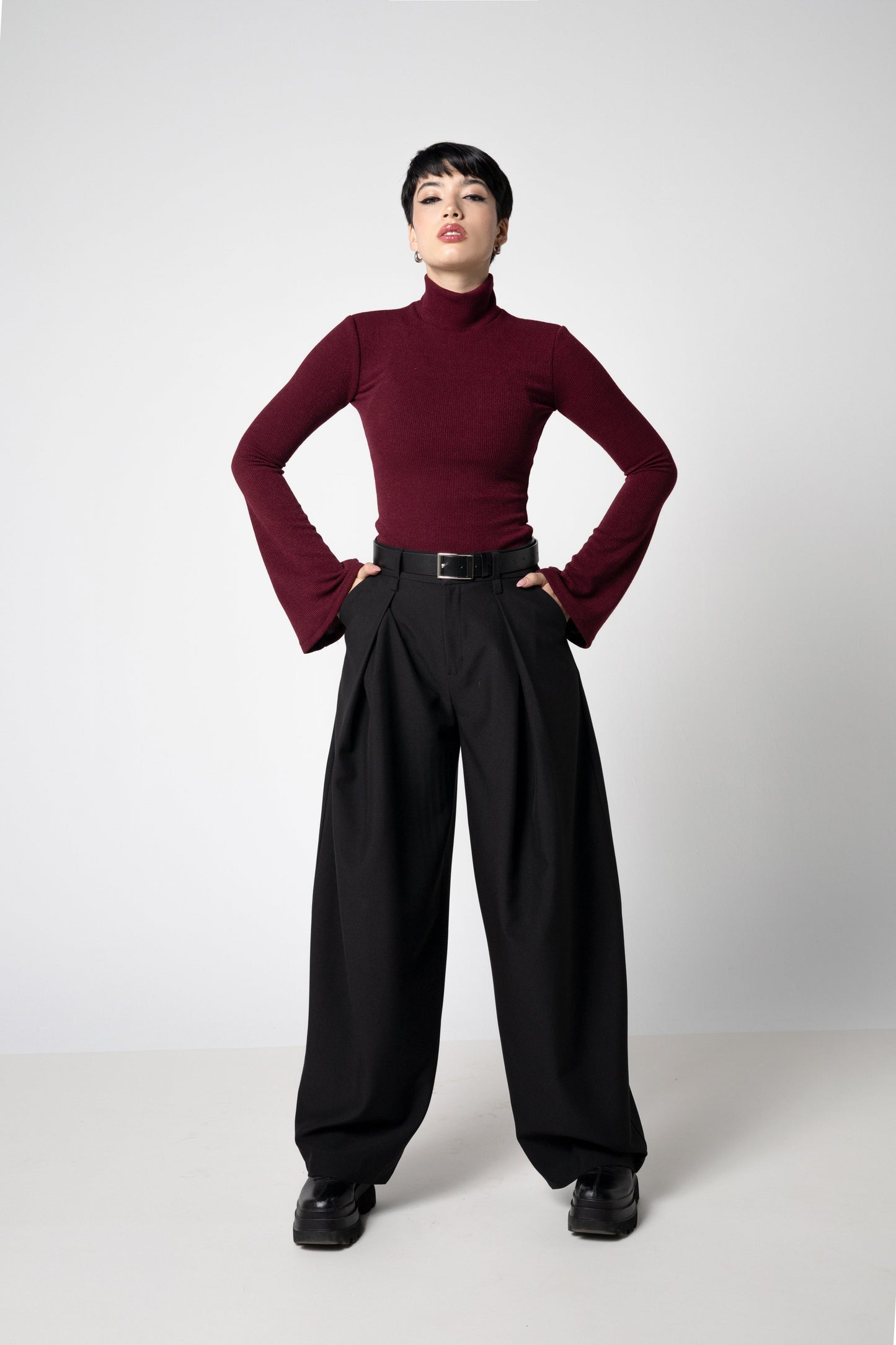 Schwarzes geripptes Strick-Turtleneck-Top mit ausladenden Ärmeln – Baumwollmischung Pullover
