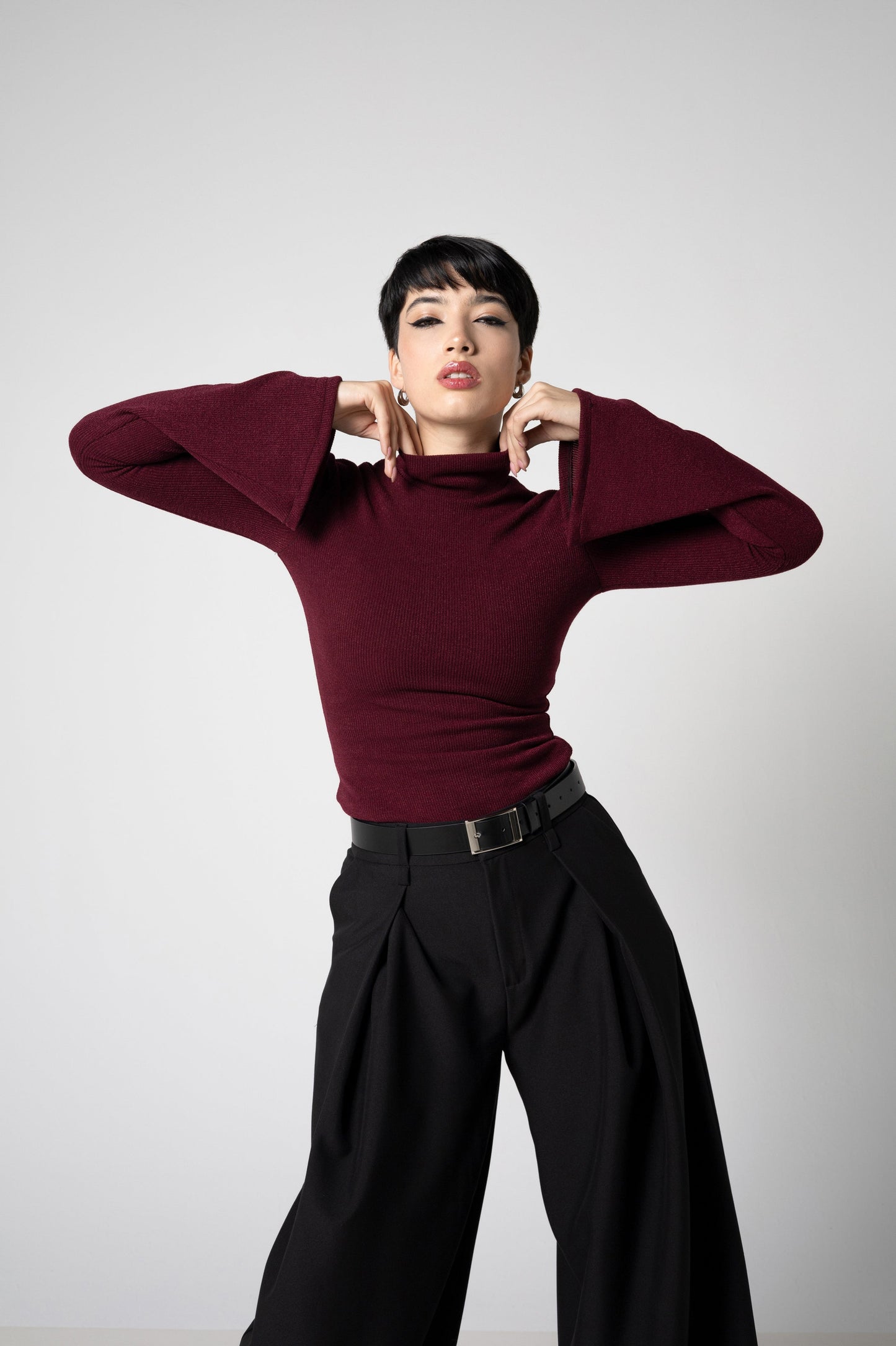 Schwarzes geripptes Strick-Turtleneck-Top mit ausladenden Ärmeln – Baumwollmischung Pullover